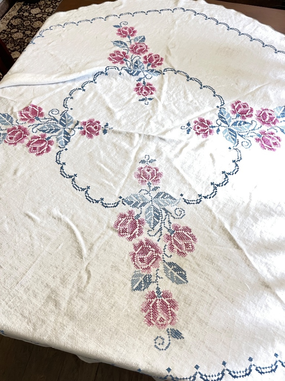 Vintage 64" Round Hand Embroidered Roses Linen Tablecloth Pink Blue - Picture 7 of 16